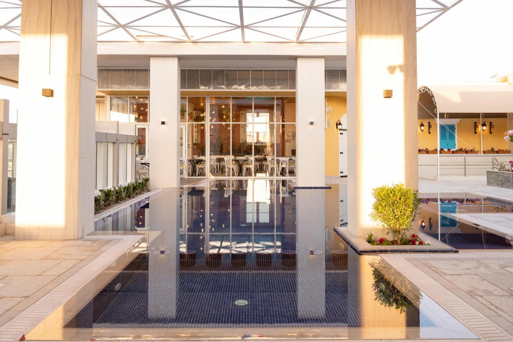 Millennium Place Doha Exterior photo The fountain at the entrance of the hotel